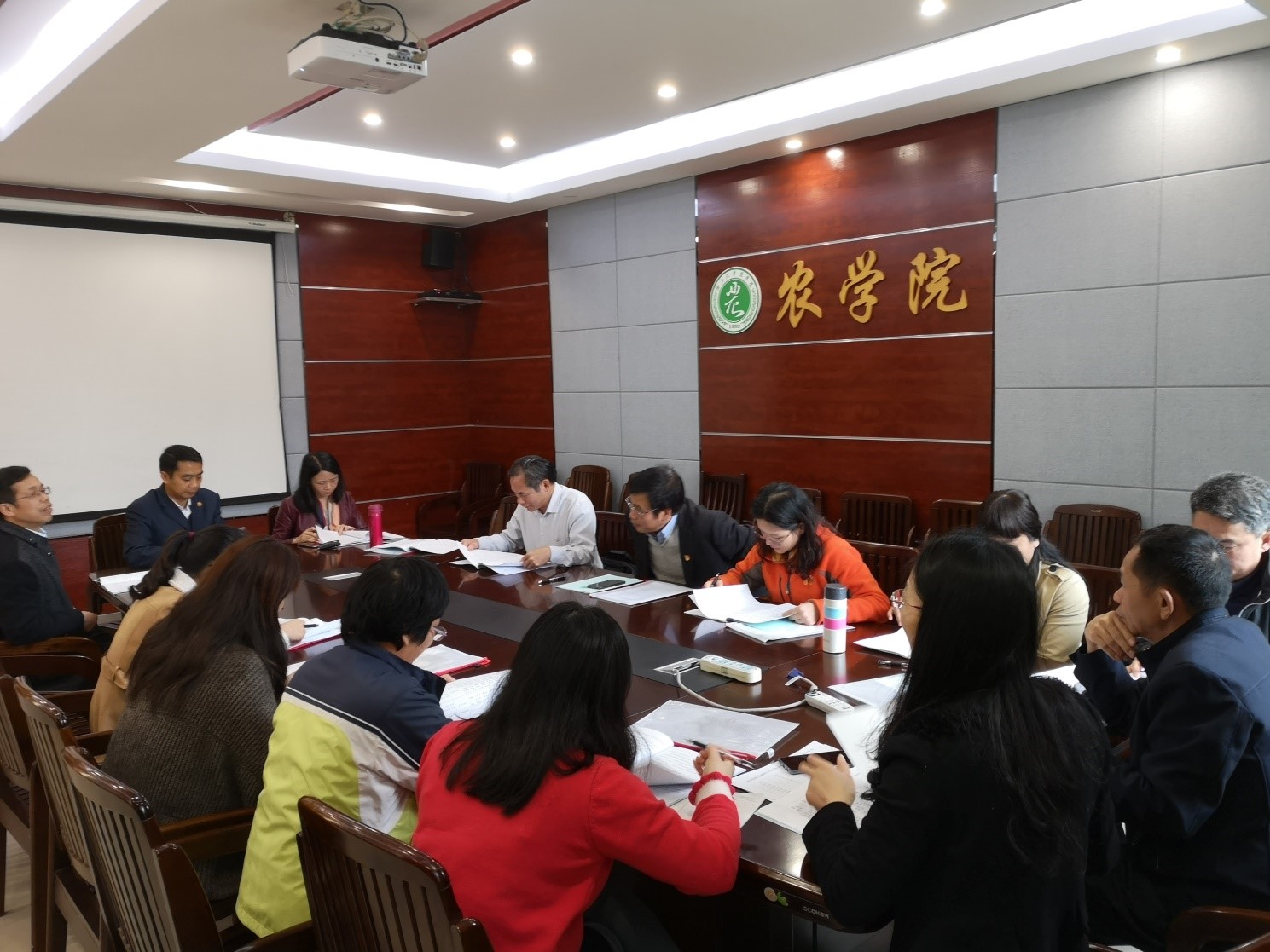 代表们积极参加小组讨论,踊跃发言