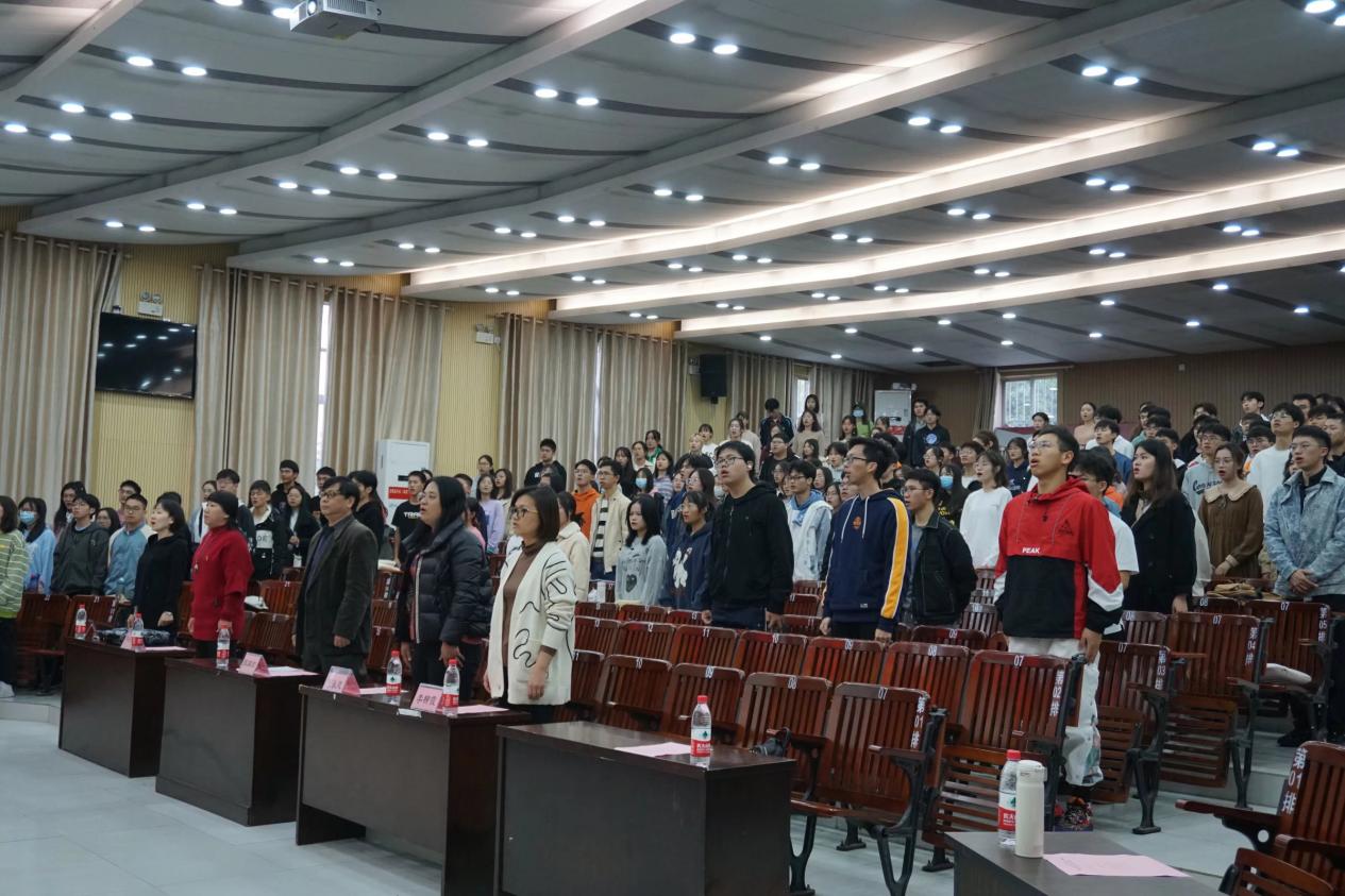全体起立,奏唱国歌