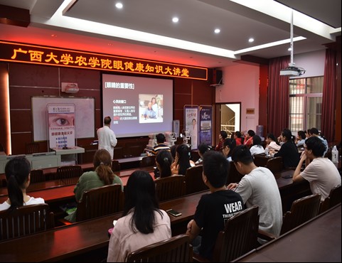 黄经理作报告