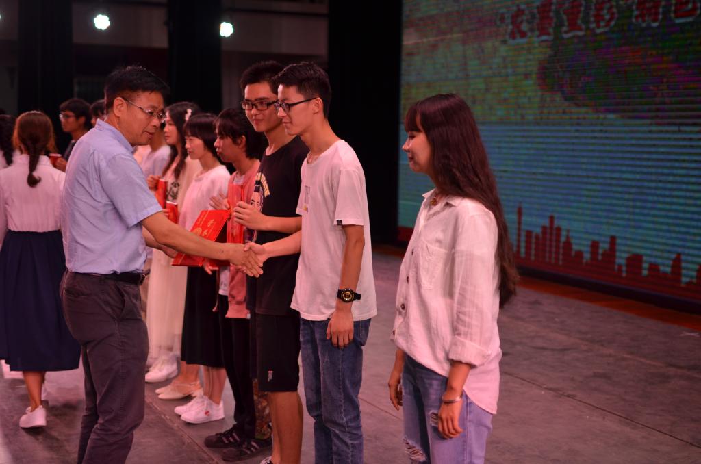 张永成书记给十大歌手颁奖 张永成书记给十大歌手颁奖