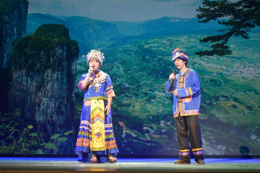 晚会彭克帆和彭伊凡演唱 晚会彭克帆和彭伊凡演唱